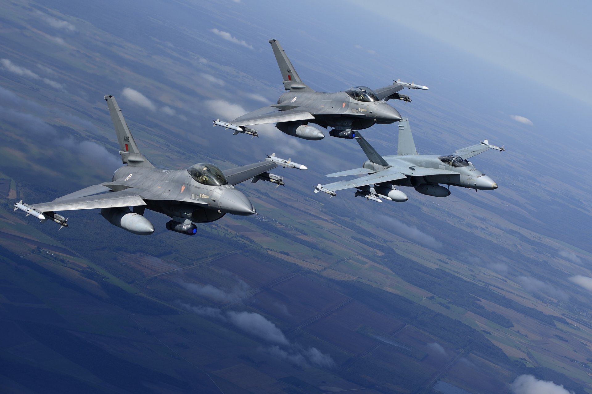 cf-18 frelon f-16 fighting falcon avions de chasse paysage vol