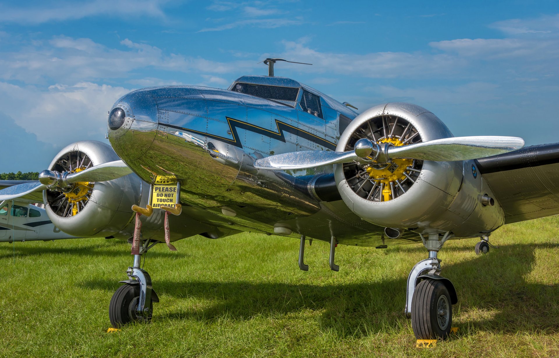 avion musée champ herbe