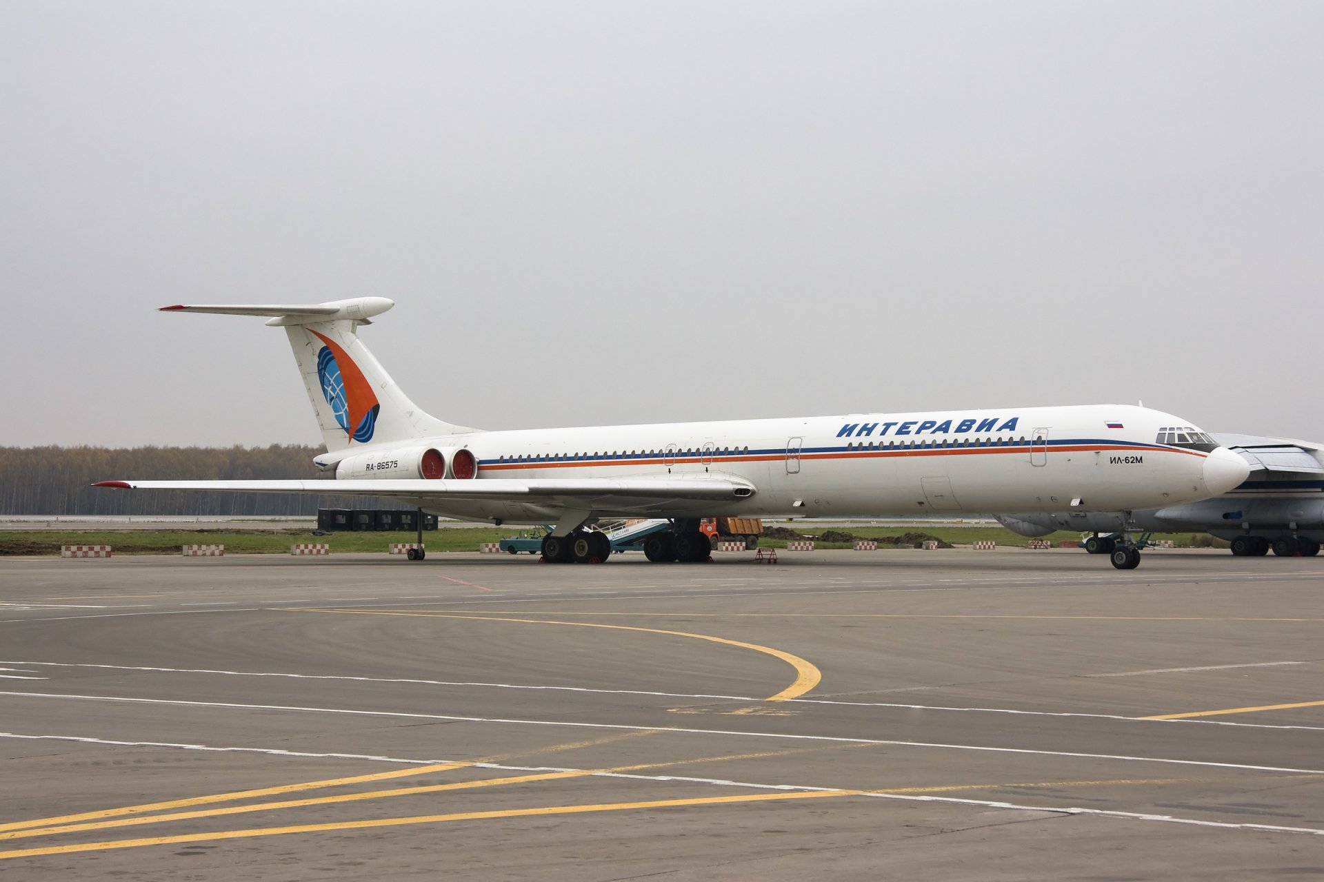 ilyushin il-62 il-62 il-76 aeroporto parcheggio sovietico aereo passeggeri interavia ali turbina motori carrello di atterraggio