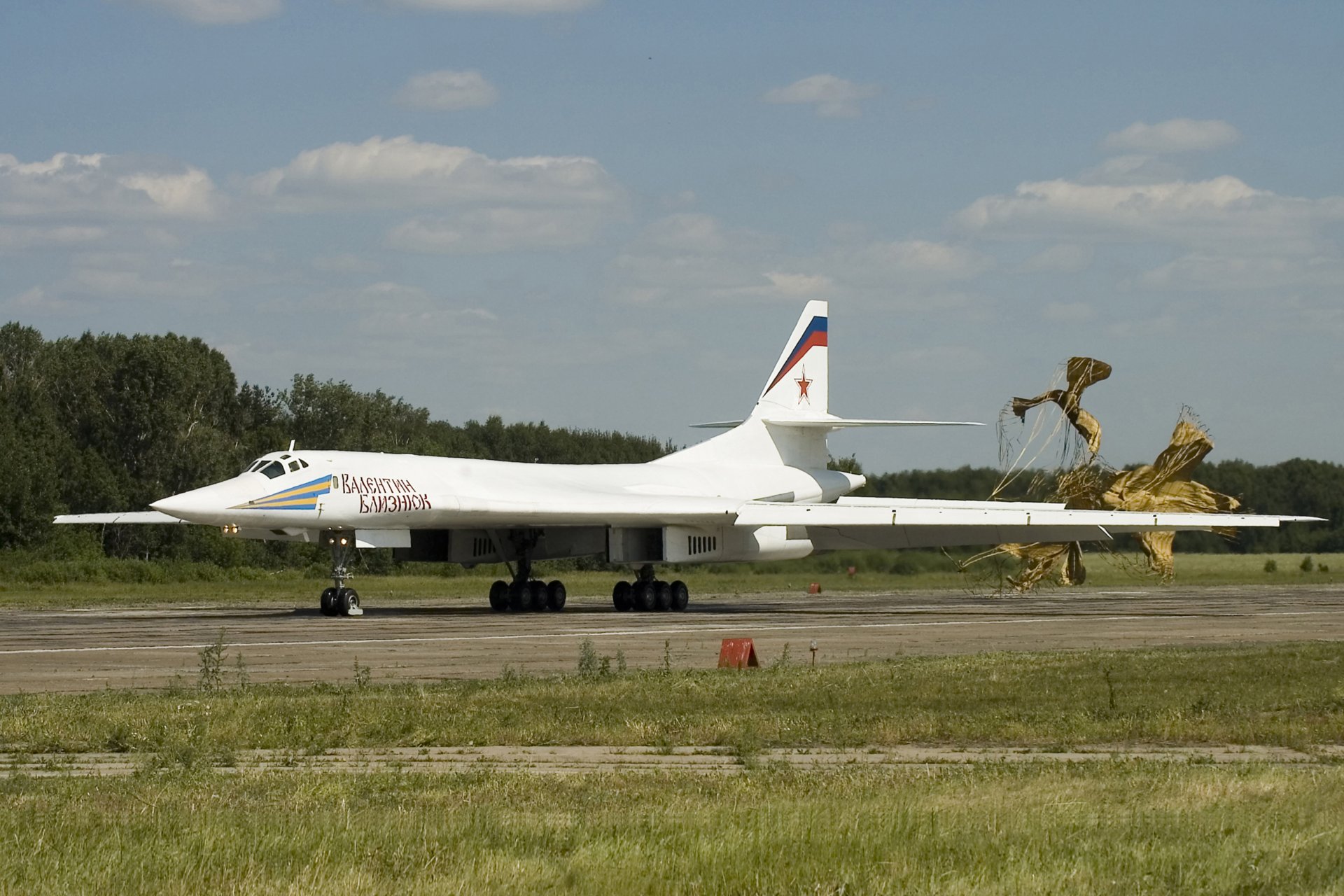 tu-160 biały łabędź naddźwiękowy strategiczny bombowiec rakietowy lotnisko spadochronowe