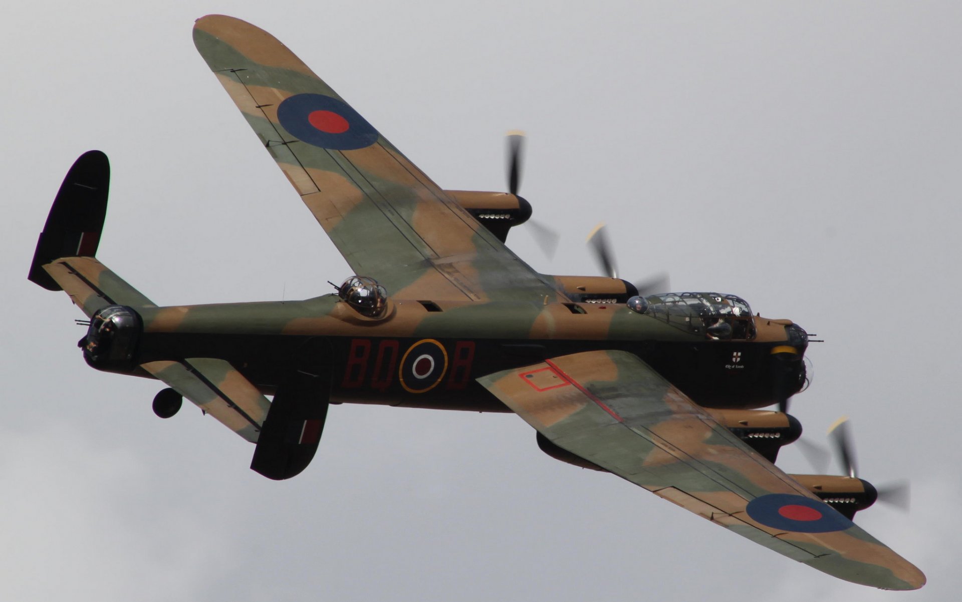 avro lancaster pesado cuatro motores bombardero