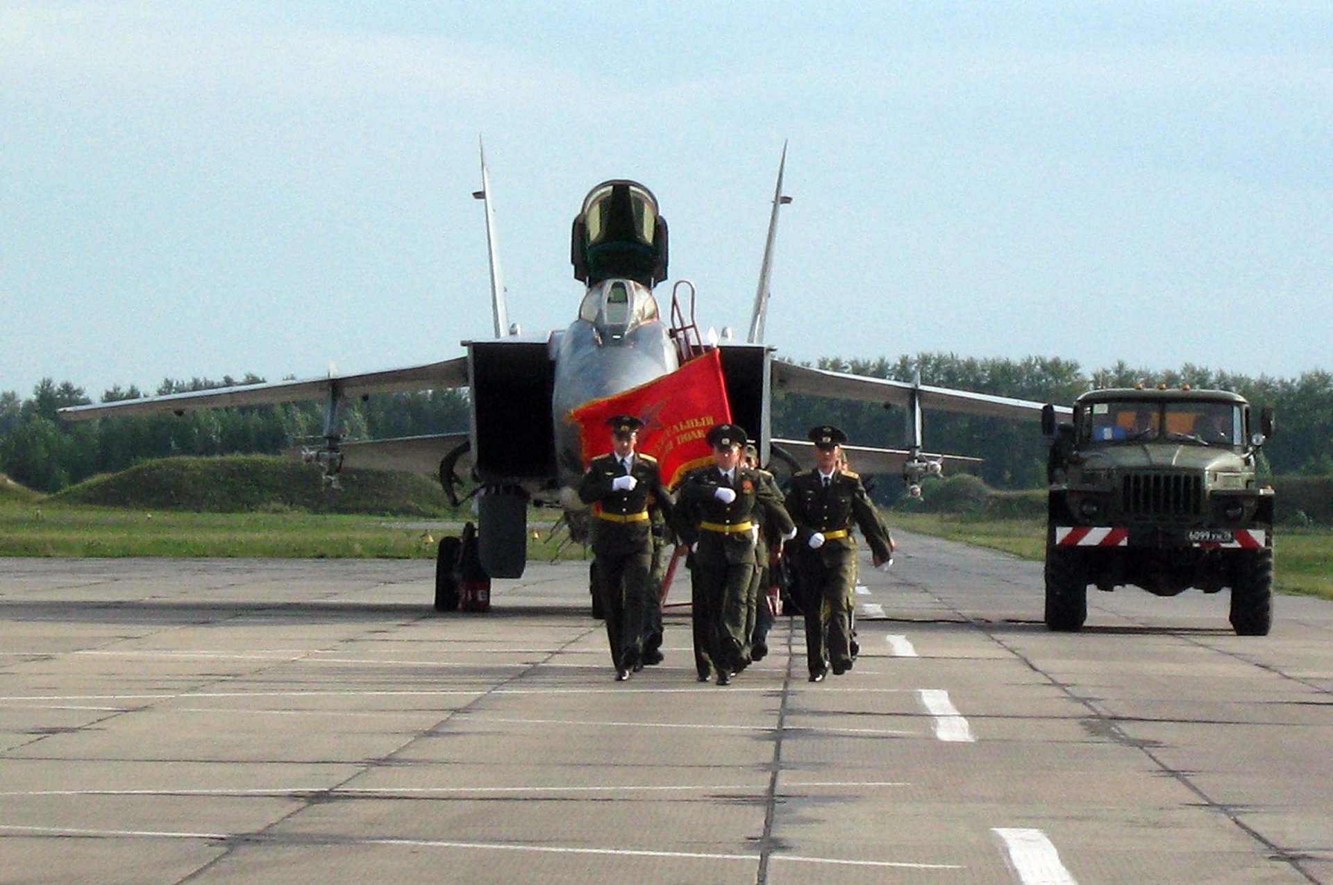 russia air force mig-31 aereo da caccia interceptor aerodromo militare parata formazione pista banner