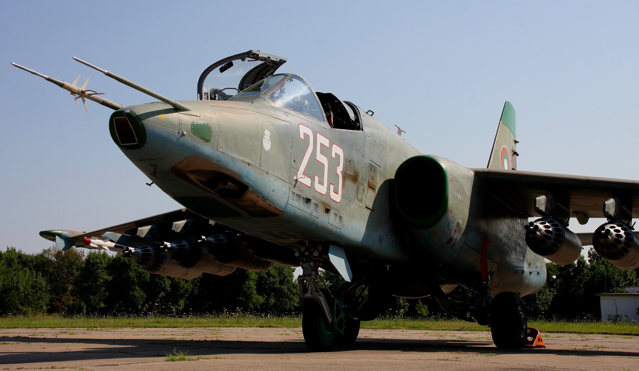 ukhoi su-25 wieża opancerzony poddźwiękowy samolot szturmowy lotnisko