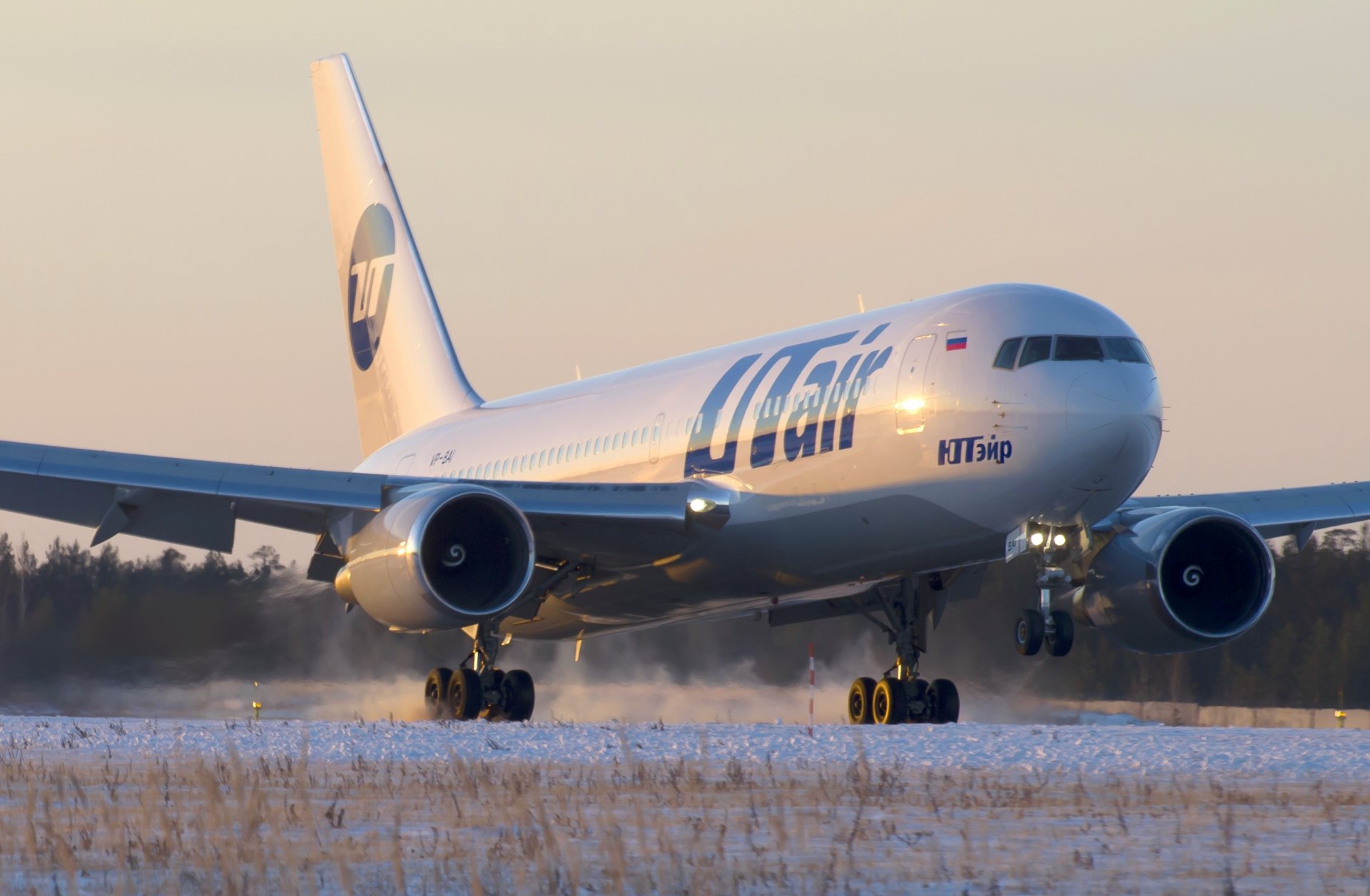 boeing er utair passeggero aereo di linea aereo carrello di atterraggio ala motore atterraggio pista aeroporto inverno neve tramonto aereo di linea passeggeri decollo inverno