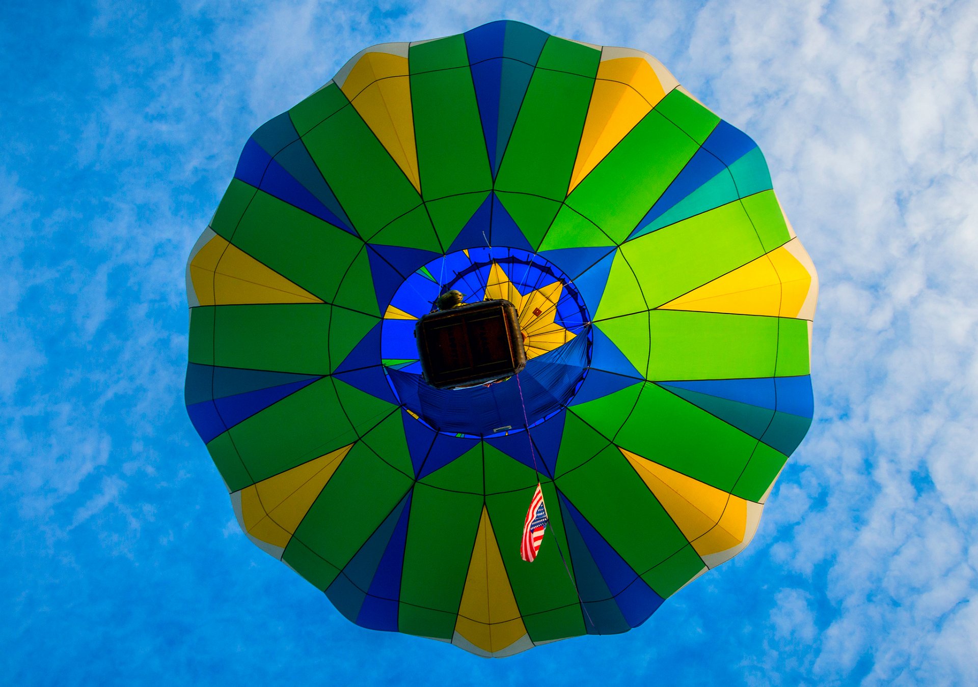 globo cesta vuelo cielo nubes