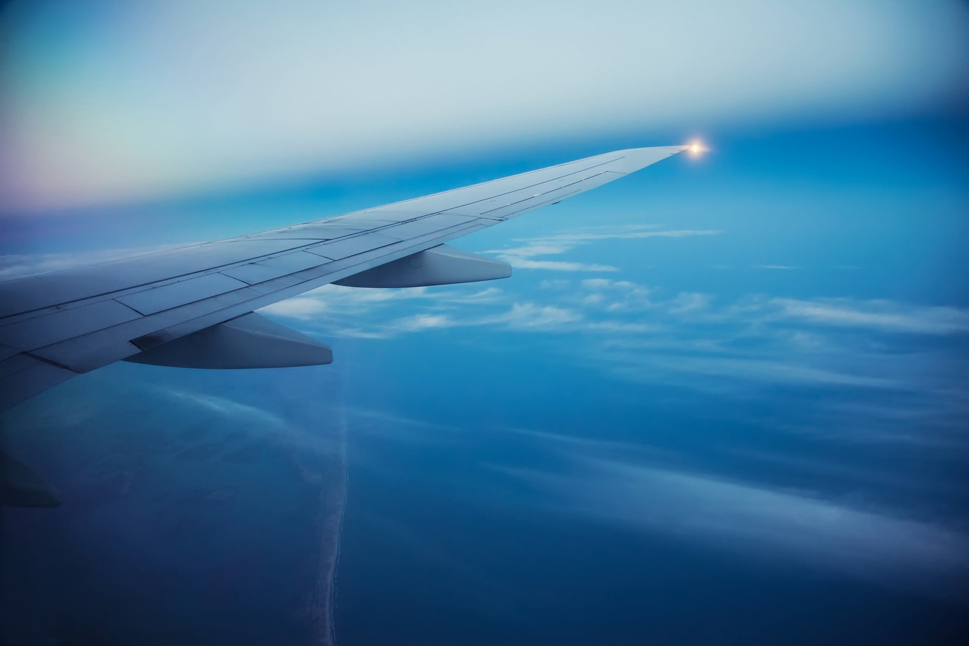 aereo aereo di linea passeggero cielo nuvole volo ala aereo mare isole bellissimo sfondo sfocatura bokeh carta da parati