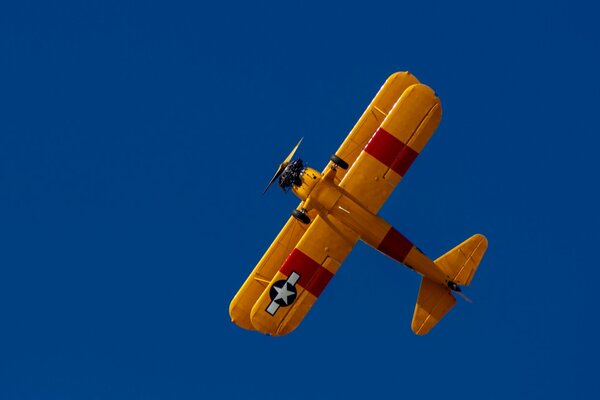 Doppeldecker gelb auf blauem Himmel Hintergrund