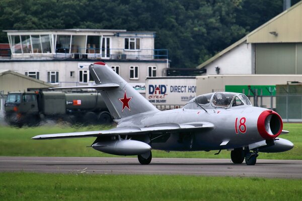 Magnifico caccia sovietico MiG-15