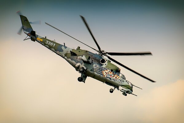 Militärhubschrauber sinkt in Wolken