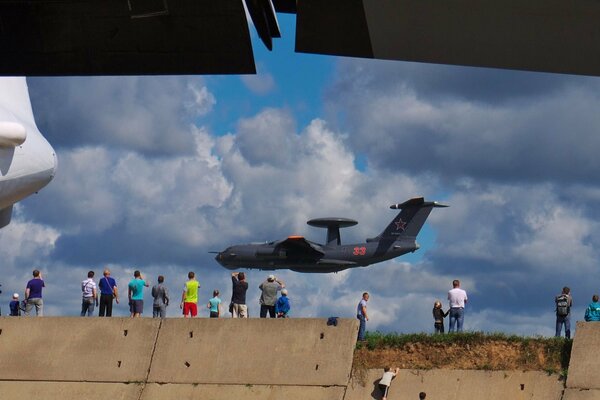 Avión militar Ilyushin a - 50 bajo vuelo de demostración