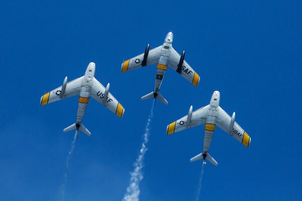 Drei Flugzeuge fliegen am blauen Himmel