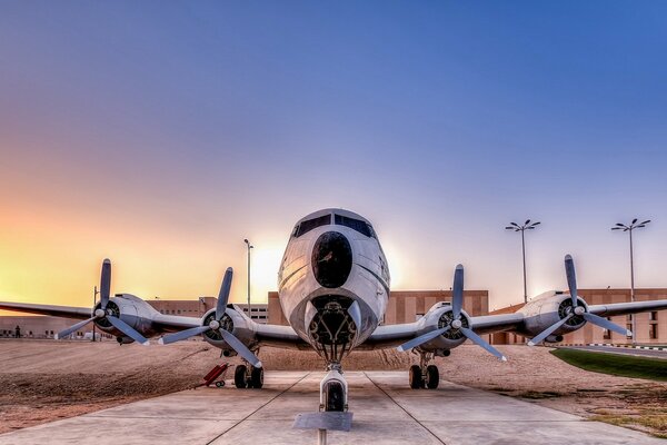 Flugzeug im Hintergrund des Sonnenuntergangs auf der Landebahn