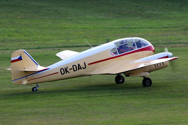 Avión polivalente ligero checoslovaco