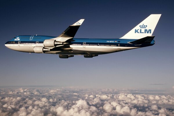 Die klm-Boeing fliegt hoch in den Himmel über den Wolken