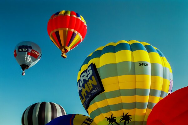 Schöne Luftballons auf Himmelshintergrund