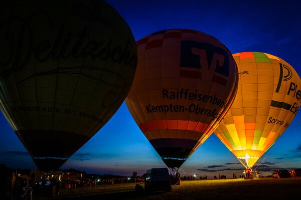 Starten Sie die Ballons in der Nacht. Zündung