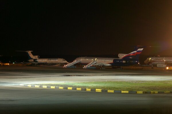 Avion tu-154 à l aéroport de Pulkovo