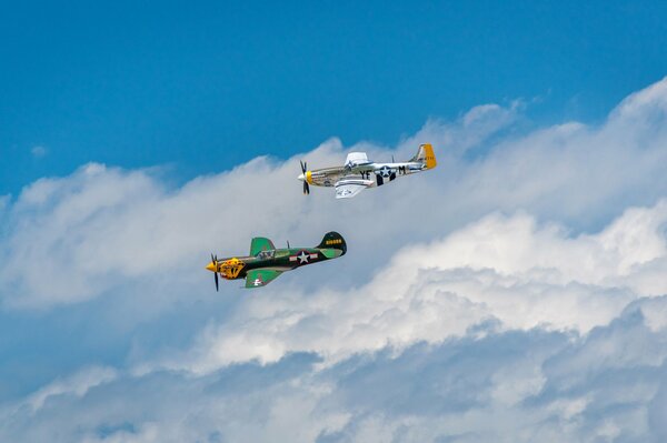Zwei Kampfflugzeuge fliegen in den Wolken