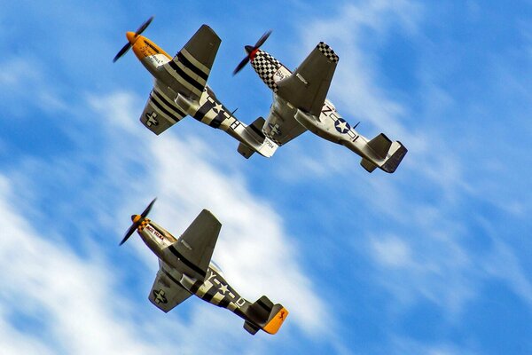 Trzy samoloty myśliwskie lecą po niebie