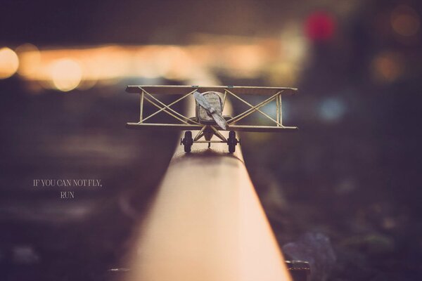 Hermoso avión de juguete en un hermoso fondo