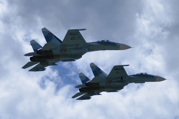 Avions de chasse su-27 dans le ciel sur fond d écran