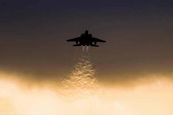 Sur un beau ciel jaune, un avion vole