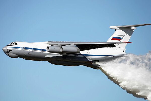 Russische Flugzeuge halfen dem Ausland, sich vor Bränden zu retten