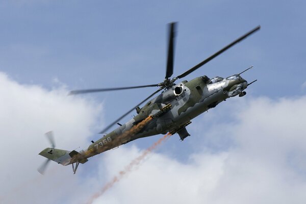 Kampfhubschrauber in Tarnung mit Farbe lackiert