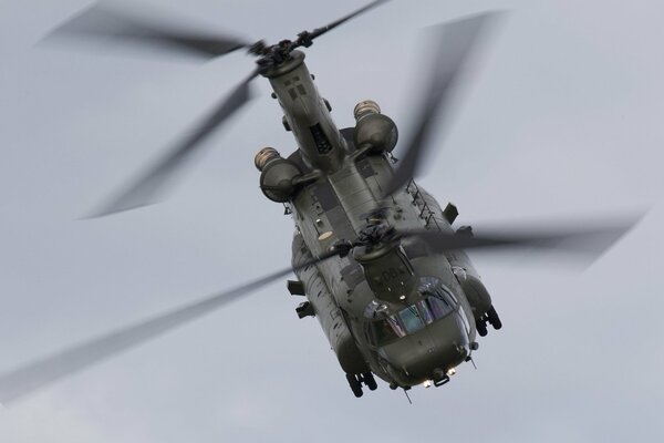 No volando alto en el cielo helicóptero