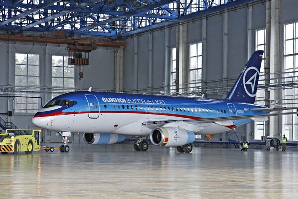 Rosyjski samolot pasażerski stojący w hangarze