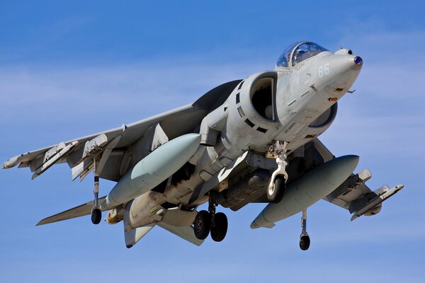 Avión de combate militar en el cielo