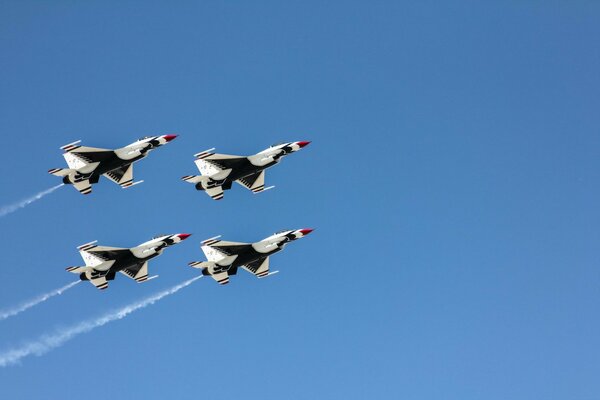 Fest aereo con tarderbird contro il cielo