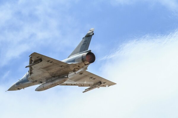 Avion militaire vole dans le ciel