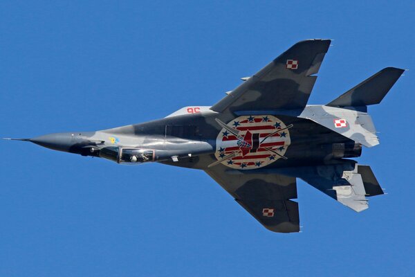 Le chasseur polyvalent MIG-29 vole dans le ciel