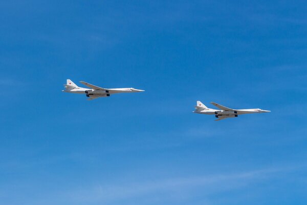 Dos aviones de combate vuelan por el cielo azul