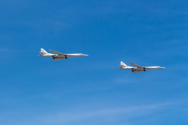Два самолёта истребителя летят по голубом небу