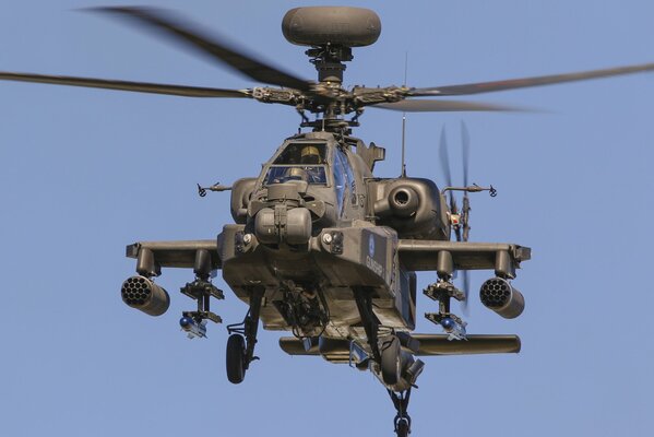 Apache Helikopter führt Kampfeinsatz aus