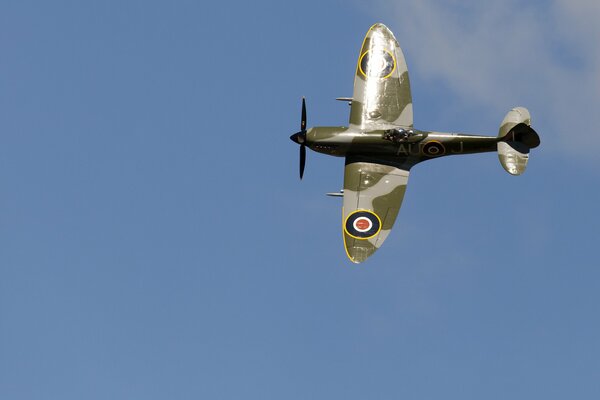 Ein Spitfire-Kämpfer im Flug. Himmel