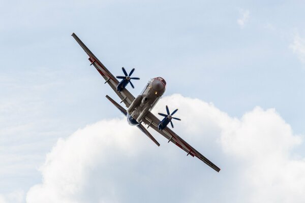 Grande aereo che vola su uno sfondo di nuvole