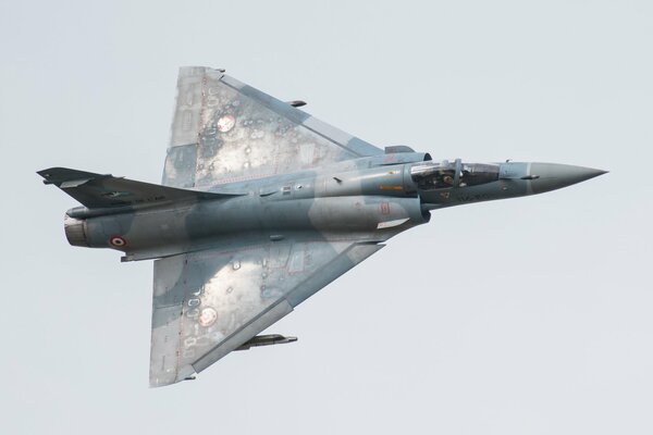 Avion de chasse militaire dans le ciel