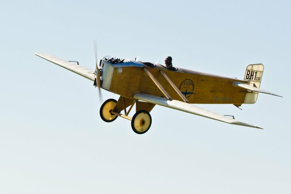 Ein Holzflugzeug in den Himmel fliegen