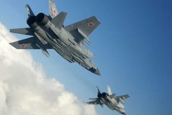 Due aerei russi MiG-31 in volo vista dal basso