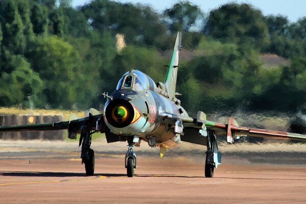 Chasseur bombardier su-22 à l aérodrome avec le moteur lancé