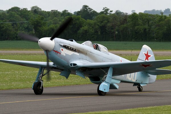 Yak-3m-Kampfflugzeug Startbahn hebt ab