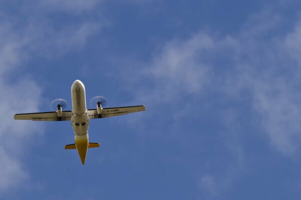 Ein großes Flugzeug fliegt durch den blauen Himmel