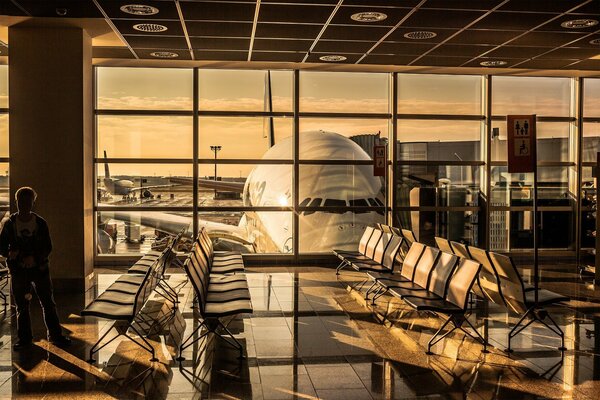 Coucher de soleil spectaculaire à l aéroport dans la salle d attente