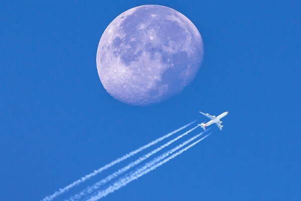 El avión blanco está en lo alto del cielo