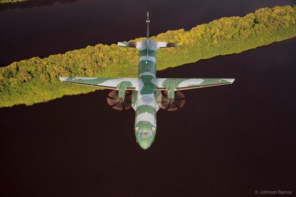 Avión de transporte turbohélice militar