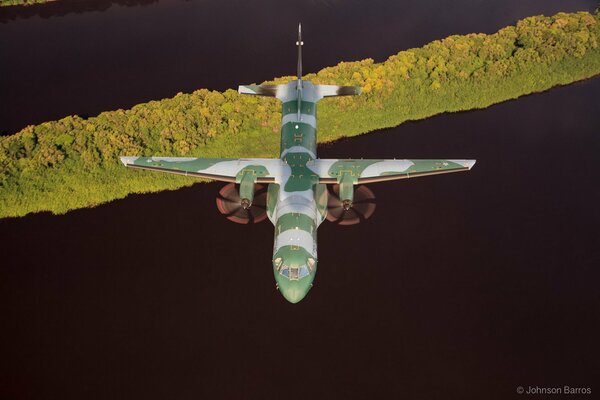 Avion de transport militaire à turbopropulseur