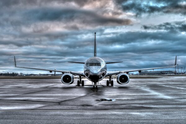 En la pista del aeródromo-un avión de pasajeros Boeing 737
